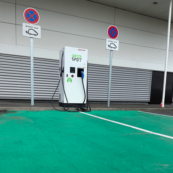 Borne_de_recharge_CarrefourMarket_Ouistreham
